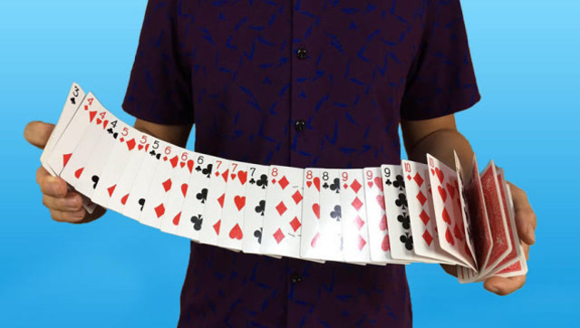 刘谦表演过的拉牌手法,怎么才能拉这么长?看完我已学会