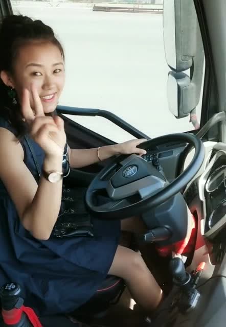 半挂女司机第一次开车出去拉货,看着她的表情有点小紧张啊
