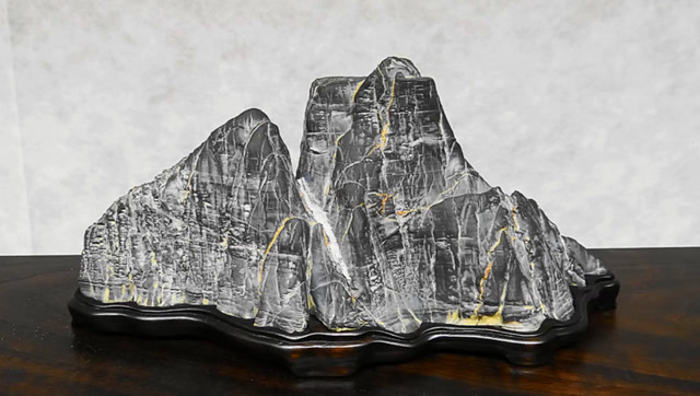 产于日本的一种奇石,妙趣简雅,让人仿佛置于山水间