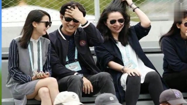 老干部靳东与老婆李佳罕见同框,一个细节凸显夫妻感情很甜蜜