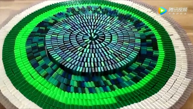 1000块圆形多米诺骨牌瞬间倒塌看到最后不头晕才算你厉害