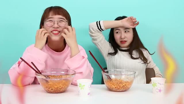 《小伶玩具》挑战史上最辣的核弹火鸡面!夏天姐姐要辣哭啦