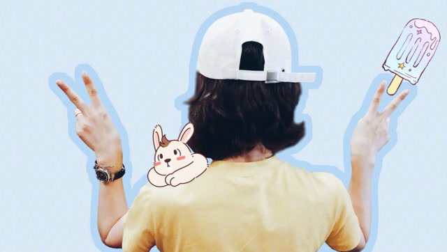 刘诗诗毕业季晒背影照双手比v 戴白帽子俏皮活泼