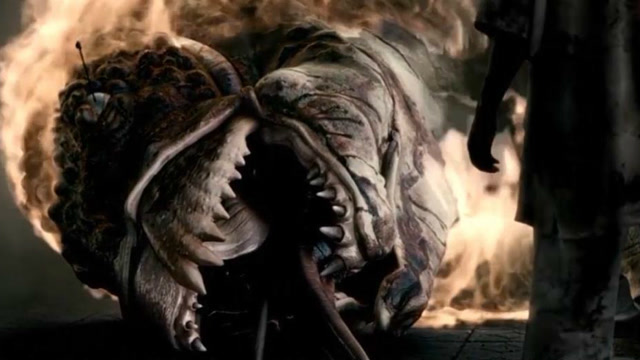 小伙的家人接二连三遭受怪物袭击殒命,悲痛激发愤怒烧死怪兽