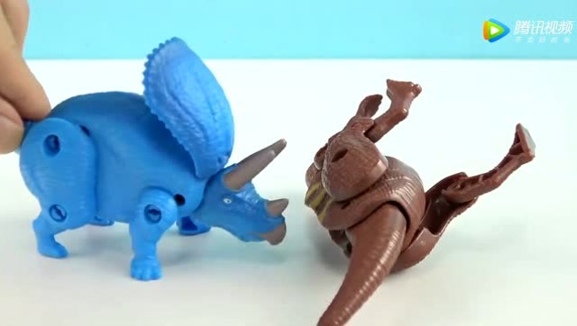 《橙子乐园的日本玩具》两只恐龙大作战 打得好激烈啊