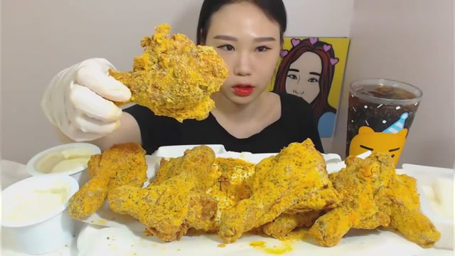 美女姐姐吃炸鸡腿,咬一口脆脆的,太过瘾了!