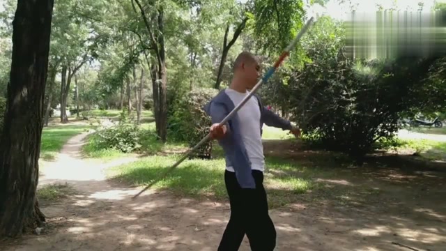公园晨练看到小伙把长棍舞的这么流畅,一看就是武术行家