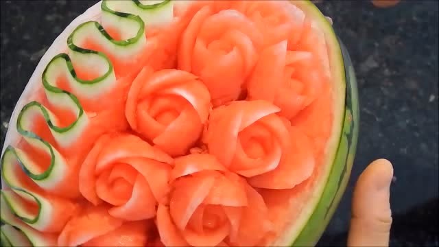 用西瓜雕刻玫瑰花,要是学会了就可以送女朋友了