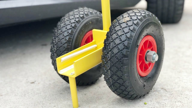 小伙自制搬运小推车,制作过程简单,省事不费力!