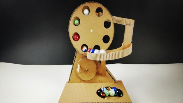 好玩停不下来,一块纸板就够了,教你制作无限循环弹珠机!