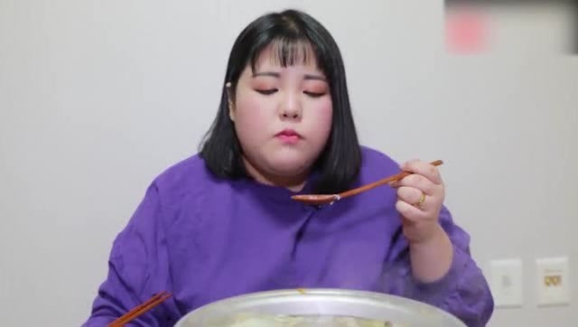 韩国大胃王秀彬吃肥牛锅 就算脂肪超标 依旧抵挡不住美食的诱惑