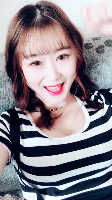 小姐姐卖萌表演