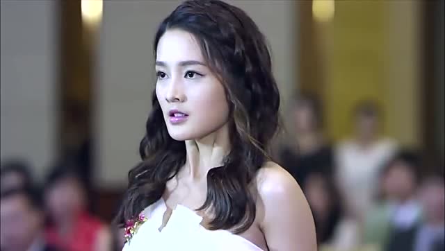 长清羞辱丁佳慧丢人,却被丁佳慧故意踩坏裙子,想让长清出丑哦