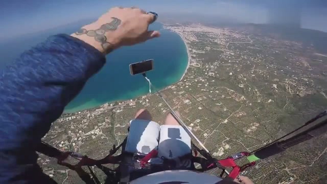 小伙一边跳伞一边玩自拍,结果突然发生意外,后悔都来不及了