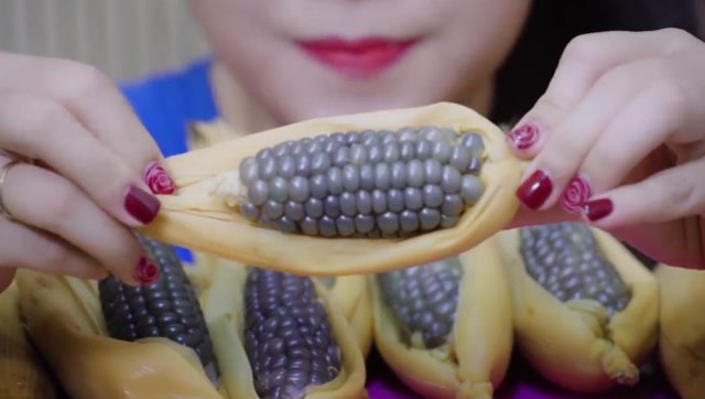 小姐姐吃紫玉米,这还没个巴掌大得是什么味道,看得我都流口水了!