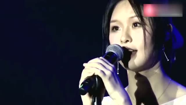 阿冷现场热唱《春风吹》,很多水友感觉比直播间好听多了!