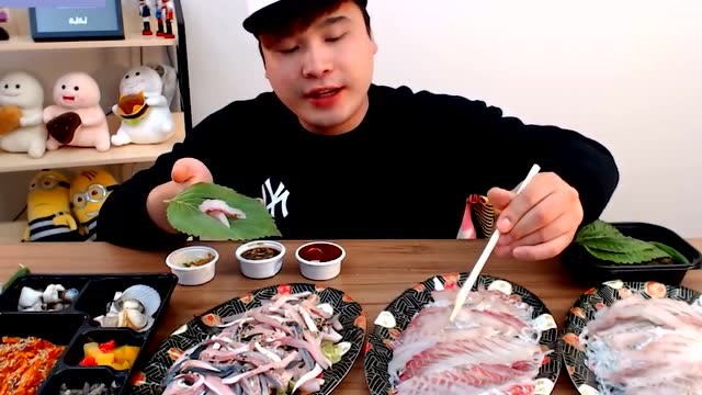韩国小哥吃生鱼片,加点香料大口大口塞嘴里真过瘾