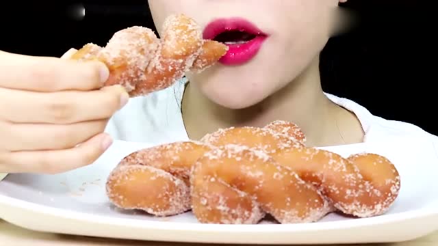 韩国女吃货,吃麻花,发出咀嚼声,吃得太香了