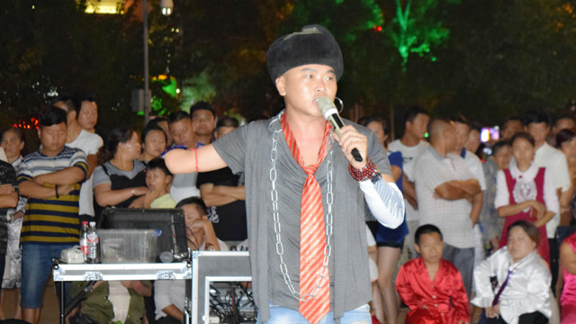 龙里街头,残疾歌手阿浩唱这首歌,唱哭了多少单身的人