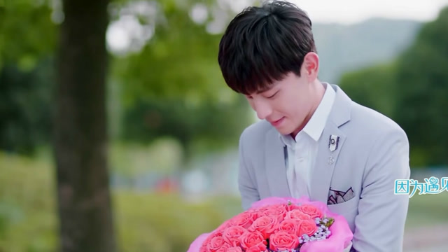 因为遇见你:邓伦害羞排练告白,捧着花独自傻笑