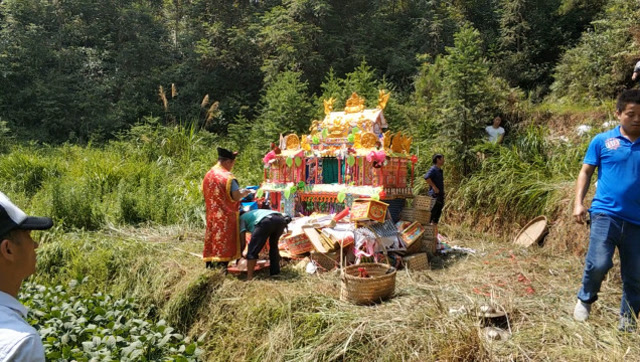 这道士给老人烧"灵屋子",还要杀只母鸡陪葬,这是干嘛?