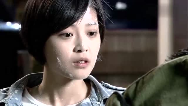 美女当人质被绑着炸弹给小伙练排爆,美女不配合结果炸了尴尬
