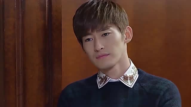 封腾杉杉两人单独在屋子里,气氛很宁静,杉杉提议看春晚啊