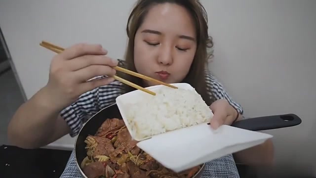 美女小姐姐吃超大份麻辣香锅胃口大开吃的停不下来