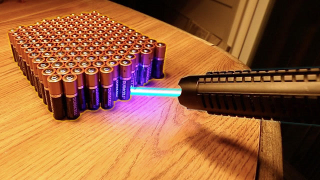 激光的威力有多大?当这些电池遇到激光棒会发生什么?