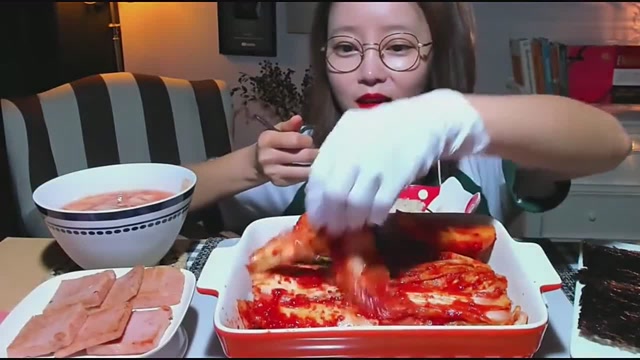 韩国大胃王吃播,欧尼吃辣白菜卷米饭和香肠,看着就流口水!