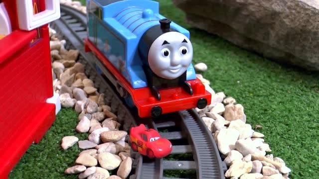 托马斯:小绿人麦当劳汉堡店开业啦,送给超级英雄们汉堡和礼物