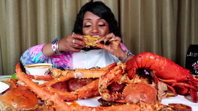 黑人阿姨吃帝王蟹和澳洲大龙虾,这吃相太豪迈了
