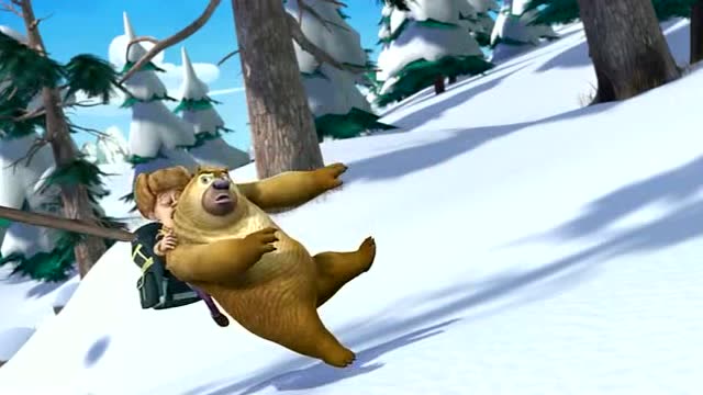 熊出没之冬日乐翻天:熊二和光头强如滑雪一般的下山.