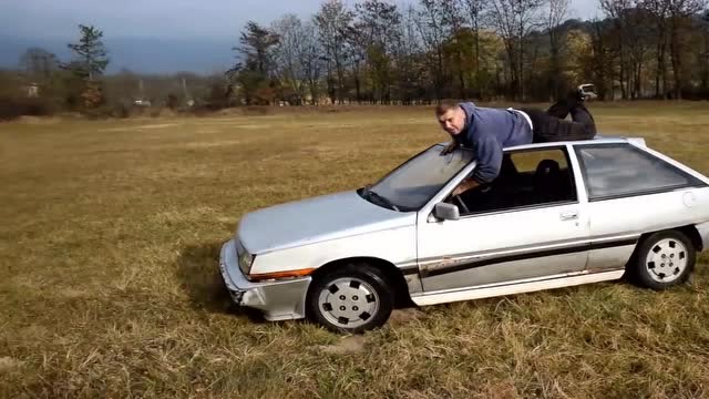 国外小伙的奇葩花式开车,爬上车顶简直就是作死!