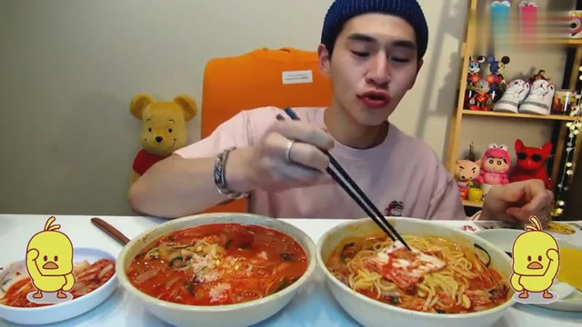 每次看大胃王奔驰小哥吃面,都担心他的嘴巴不够大