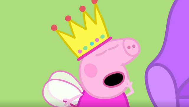 小猪佩奇带着皇冠,拿着仙女棒,她最喜欢装扮成仙女的样子了