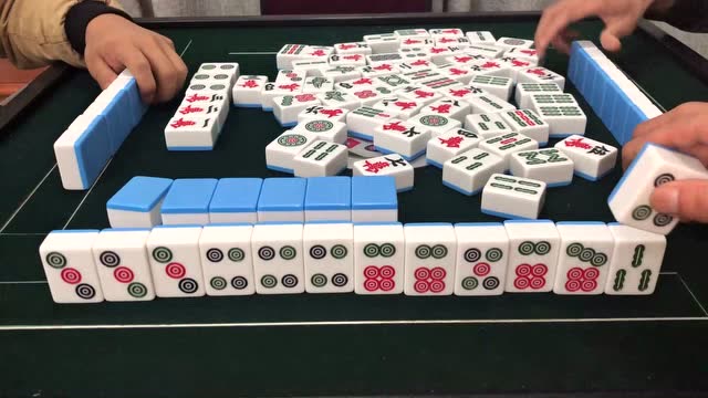 麻将:小伙这牌二筒就自摸了,小伙自己没看出来?