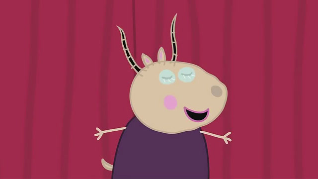 精彩演出即将开始,羚羊夫人站在幕布前,她正为下面的表演预热