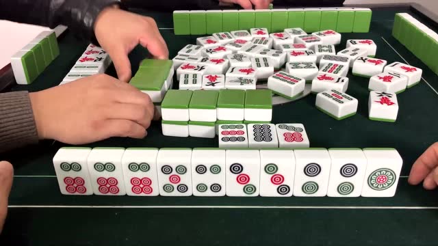 麻将:小伙清一色听牌,抓个四筒还要犹豫下,都自摸了还犹豫什么