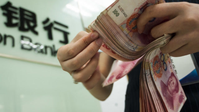 普通人去银行存钱还能商量利率?最高能和国债比肩,网友:没钱