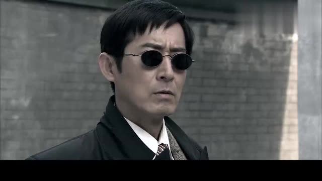 洪流:公今寿逃了出来,身上还带着一把枪,这帮兵吓得不敢起身!