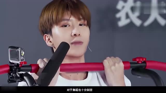 范丞丞在韩国吃饭被偷拍,生图暴露"偶像练习生第一帅"真正颜值