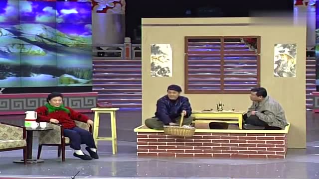 小品《拜年》赵本山帮范伟接电话,接完电话,从炕上掉下来了!