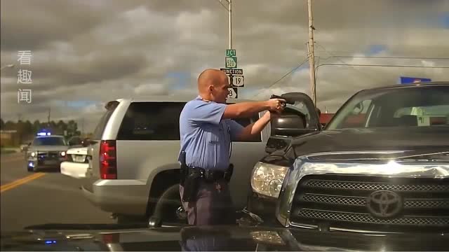 5辆警车追击逃跑罪犯,将其围攻包围,嫌犯束手就擒