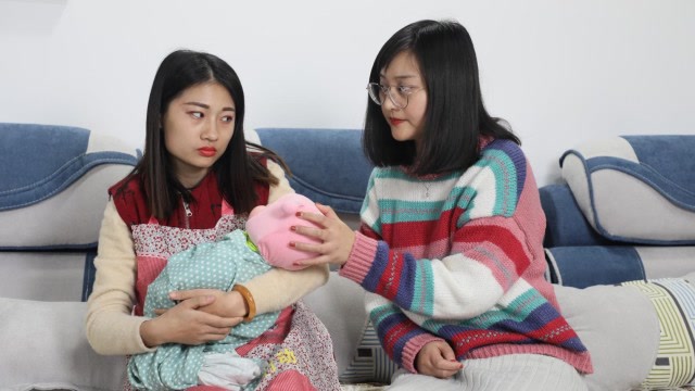 保姆对孩子像亲生的一样,主人想给保姆涨工资,知道原因后感动了