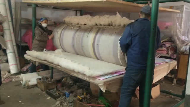 实拍:机器弹棉花做棉被的整个过程你见过吗?跟美女一起去看看