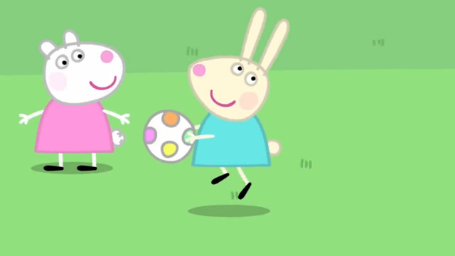 小羊苏西看到小兔瑞贝卡抱着足球就跑,苏西觉得瑞贝卡犯规了