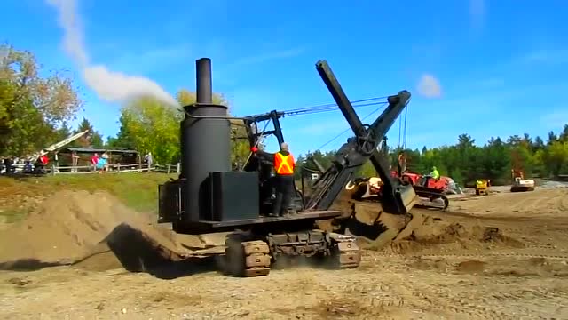 古董蒸汽铲工作展示!蒸汽时代的代表,真没想到百年前就这么先进