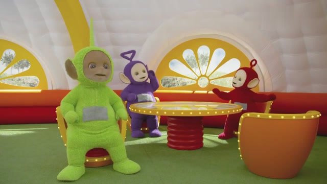 丁丁,迪西和小波听到铃声,是宝宝电话响了,宝宝电话是找拉拉的