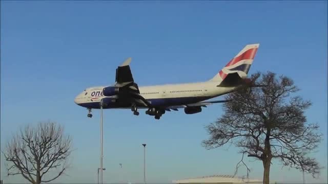 仿佛树梢上掠过,实拍英航波音747大型客机降落